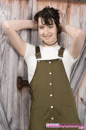 Dream Divyne surprises roommate Elle Rivers with a steamy gift, leading to a passionate encounter.  - Photo 7