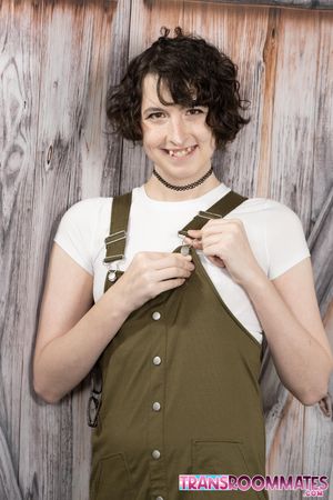 Dream Divyne surprises roommate Elle Rivers with a steamy gift, leading to a passionate encounter.  - Photo 9