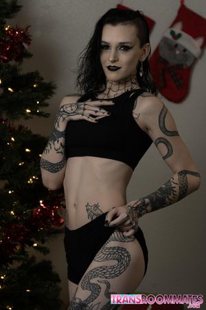 Viviana and Bobbi's Tattooed Bodies Intertwine As They Suck Each Other - Photo 8