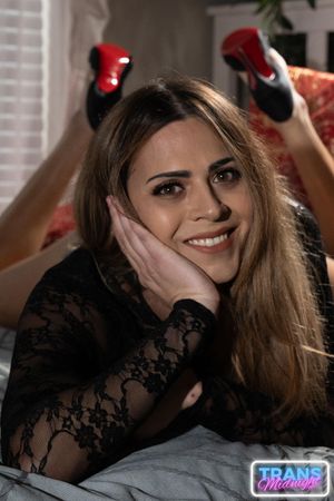 Alexis Vida Dressed Sexy To Seduce Her Man - Photo 37