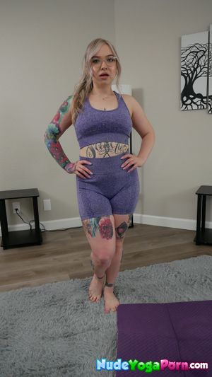 Tattoo Beauty Kaiia Eve Returns To Yoga And Masturbate - Photo 2